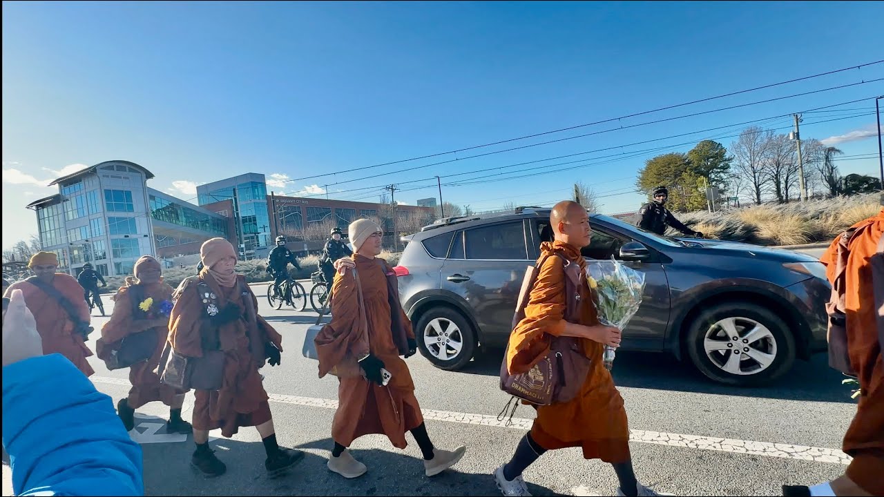 Монахи, стремящиеся к миру, совершили пеший поход за мир протяженностью 2300 миль в Шарлотте, Сев...