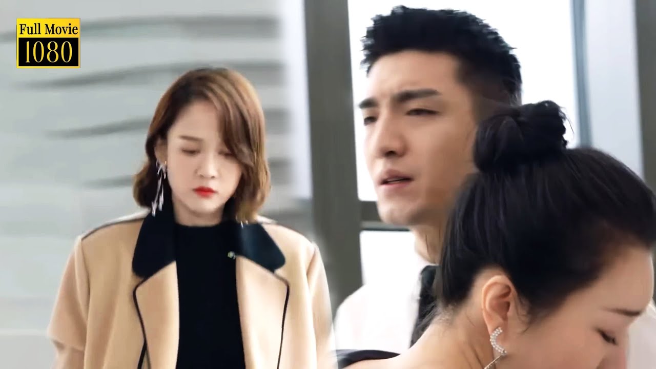 Жена увидела, как муж обнимает любовницу, и, не раздумывая, отвернулась.