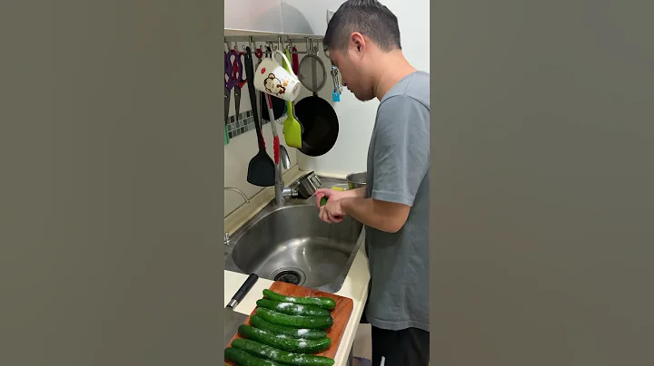 [快出来了，抹完盐巴的小黄瓜里的水份都要跑出来了。] - 天天要闻