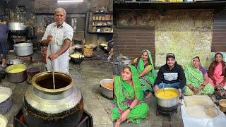 Mahaveer Dhaba ki Aloo Pyaz ki Sabzi aur Matka Roti || 100 साल पुराना सब्ज़ी का कारखाना 😱😱