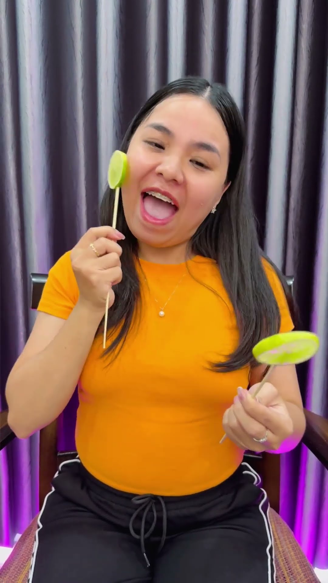 LNS - Cây kẹo mút chanh siêu chua || Lemon lollipop ? #shorts