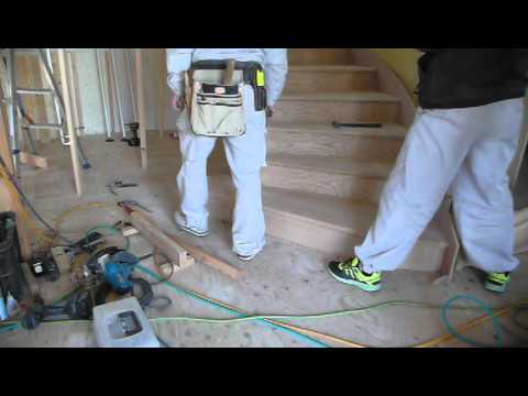 注文住宅　木製らせん階段作業