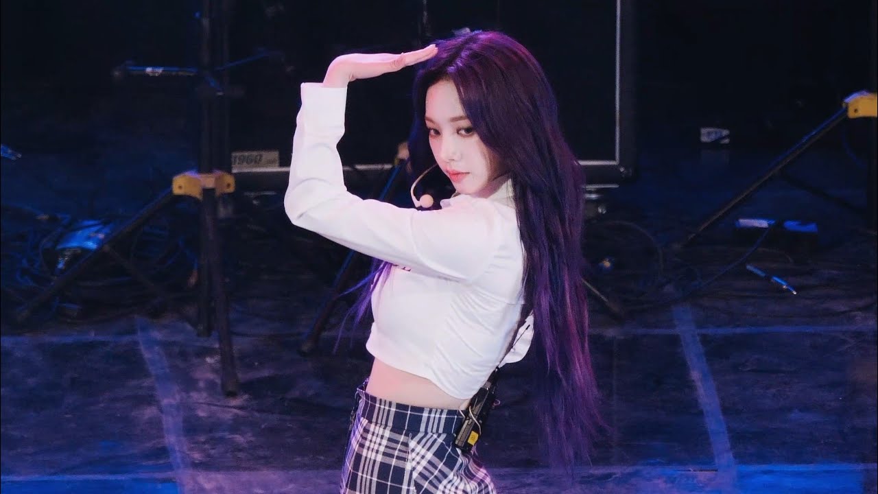 에스파 카리나 직캠 4K 'Next Level' (aespa KARINA) @ 220526 한양대축제 - YouTube