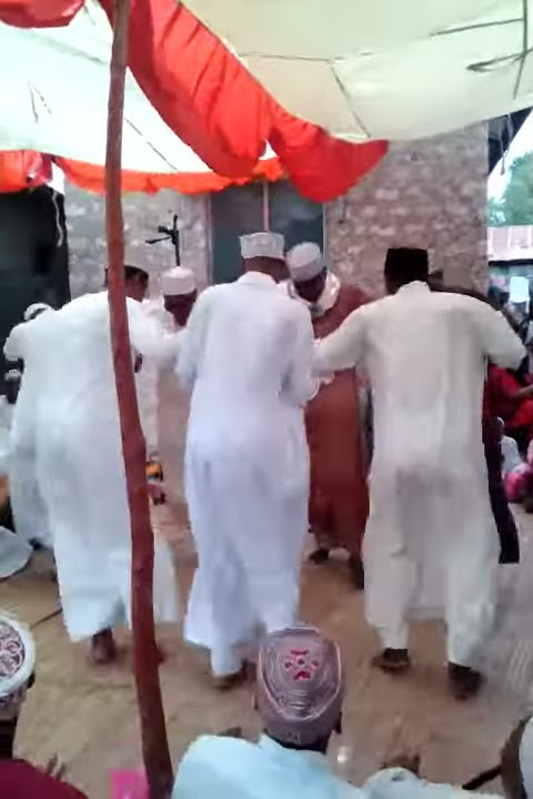 Sherehe ya arusi jama wakicheza sharaha