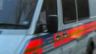 METROPOLITAN POLICE MERCEDES SPRINTER RESPONDS TO AN INCIDENT WITH BLUE LIGHTS.