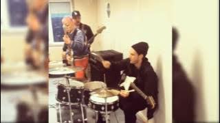Download lagu Red Hot Chili Peppers - Go Robot (Josh on Drums!)