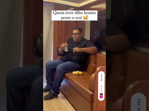 Comendo coxinha com água com gás