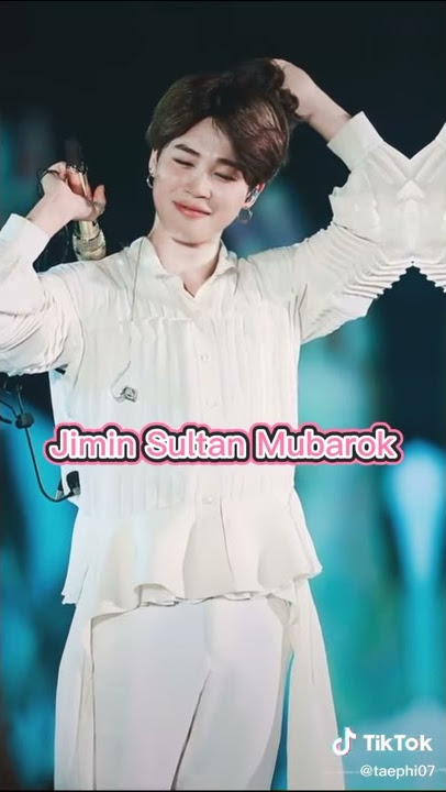 BTS memakai baju Koko