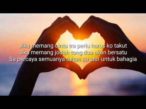 Jika memang cinta tra perlu harus ko takut Jika memang jodoh tong dua akan bersatu Sa percaya semuan