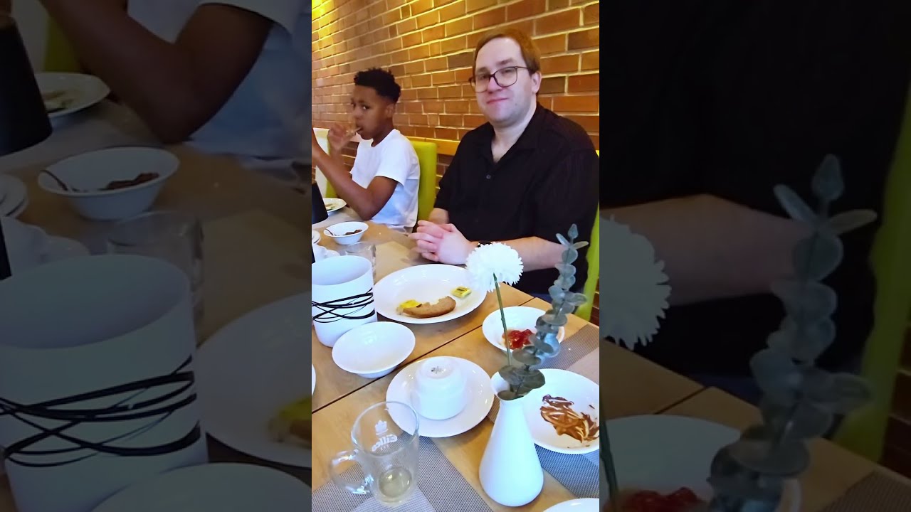 Прекрасный завтрак в День святого Валентина в кругу семьи, семья — это всё ❤️ 💕