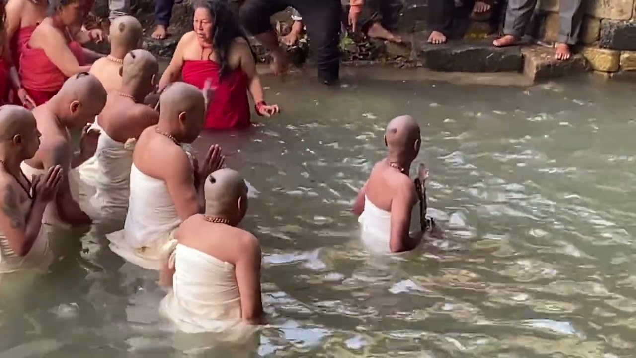 सलिनदीको पवित्र जलमा बिहान स्नान गर्दै श्री स्वस्थानी व्रतको आरम्भ 