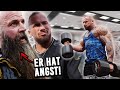 60er Bizeps Curls um Michael Todd einzuschüchtern