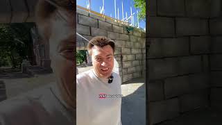 Сейчас я на территории Одесской киностудии и вижу декорации.