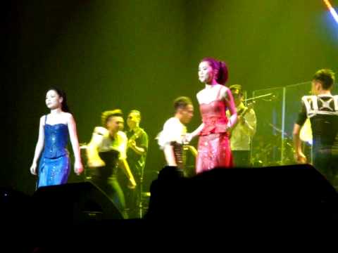 2011-09-21 TWINS人人彈起2011 @ Toronto - 愛情當入樽