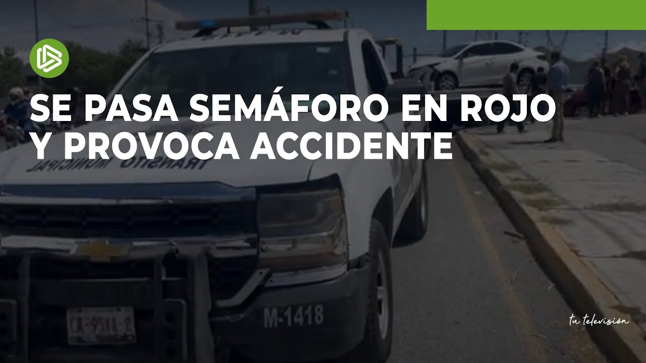 Se pasa semáforo en rojo y provoca accidente - YouTube
