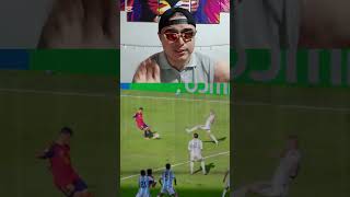 Nico Williams alcanza a dar la asistencia gracias al empujón que le da Nahuel Molina 😬--#Messi
