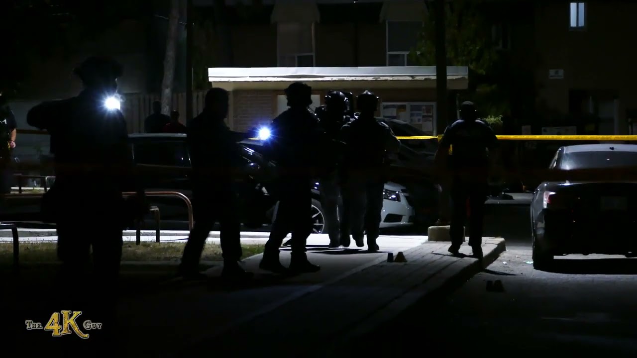 Etobicoke: Heavy tactical SWAT cops with riffles and mirror mounted shotgun 8-16-2022