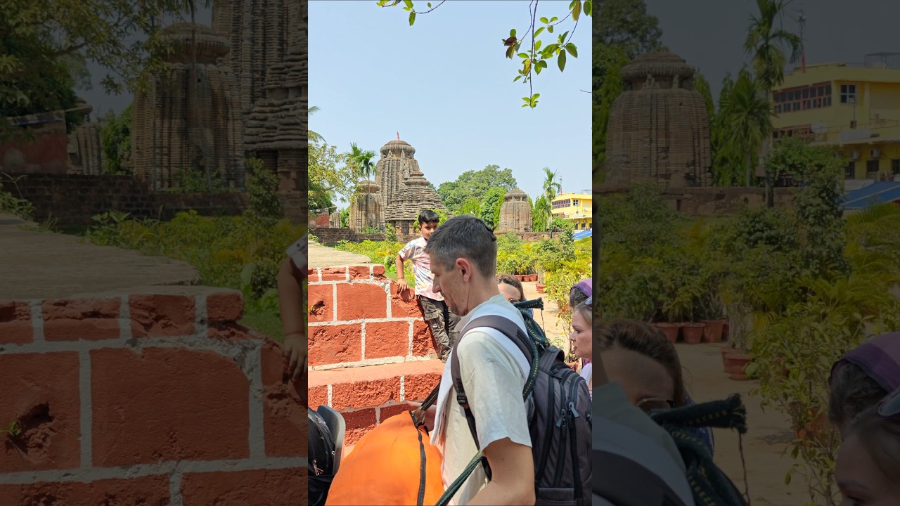 Харинама возле храма Линга-раджа в Бхуванешваре, Индия 