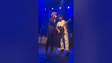 Green Day - Good Riddance Fans Playing Guitar & Sing w Billie Joe On Stage Live Bataclan, Paris 2023