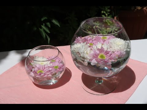 Come realizzare un centrotavola con dei fiori galleggianti youtube Composizioni floreali in vasi di vetro alti