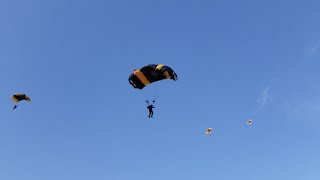 2022 Rose Parade The United States Army Parachute Golden Knights Team Perfect Landing!