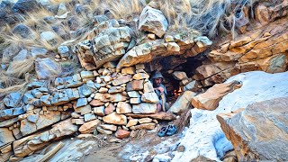 I built a secret rock shelter with fireplace in the mountains-bushcraft survival camping