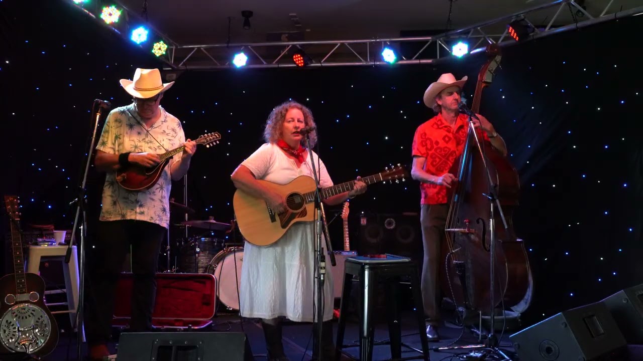 The Cartwheels are Golden Guitar winners Wendy Phypers & Dave Patterson.video C0050