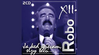Sedia vrabce na konári