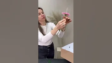 Для чего герберу накручивают на проволоку? #shorts #flowers #flowerdesign