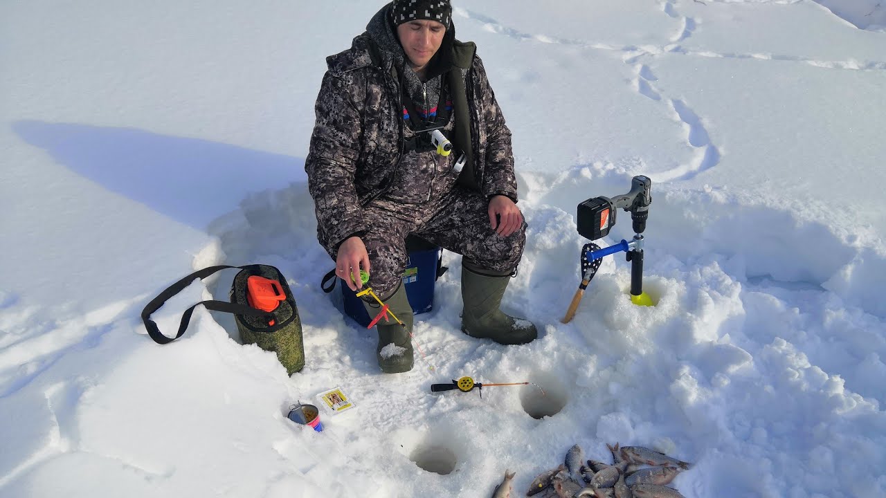 ЗИМНЯЯ РЫБАЛКА на таежной речке ловля платвы и мохтика. зимняя рыбалка ...