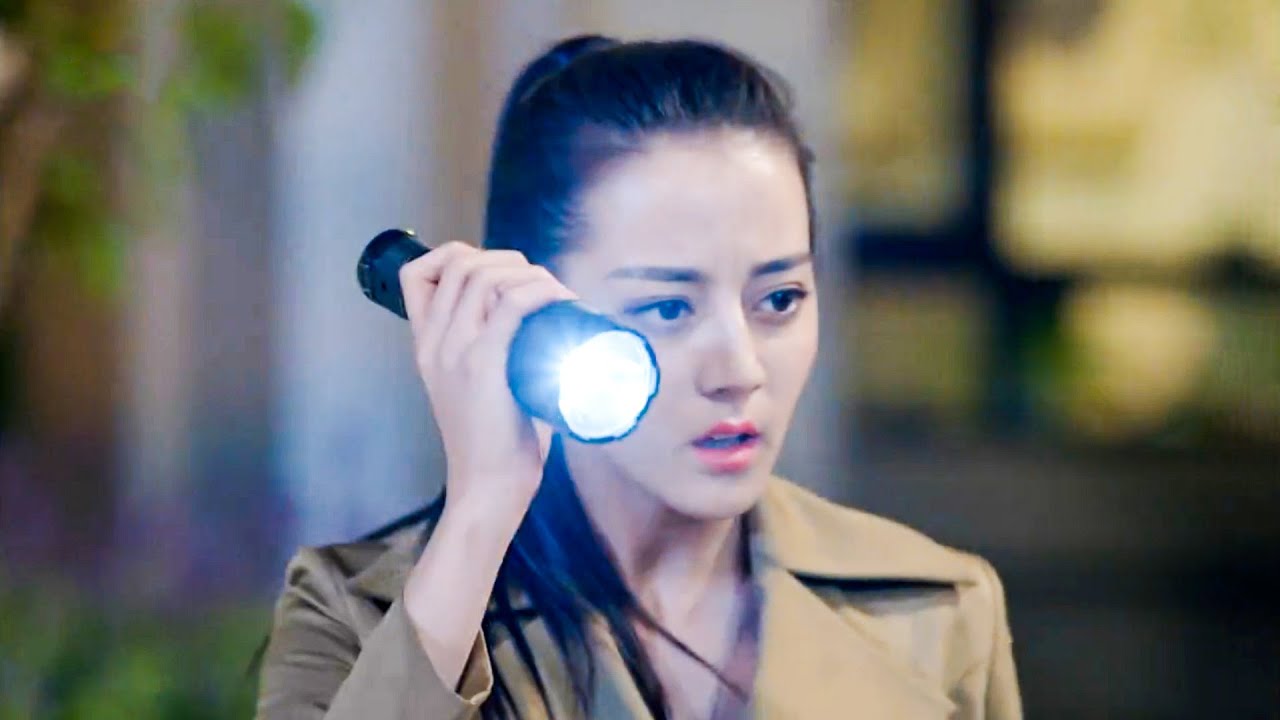 Богатый бизнесмен в опасности, женский телохранитель в одно мгновение преследует гангстера!