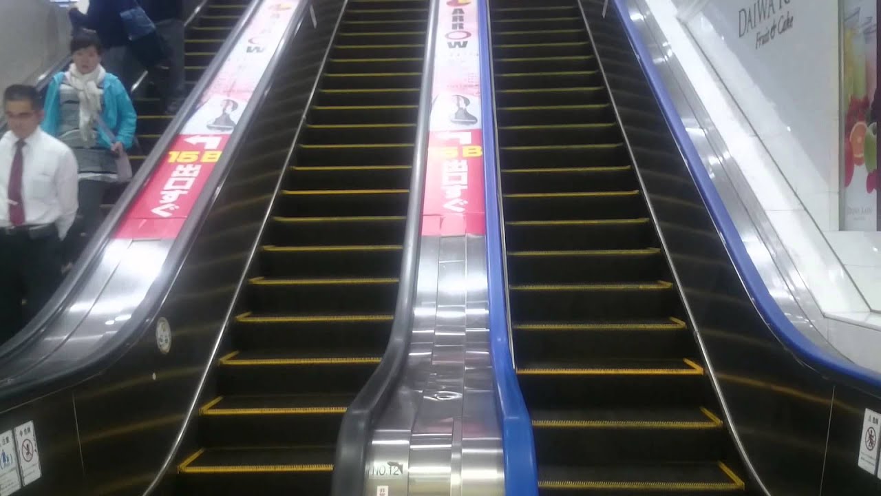 珍しいｴｽｶﾚｰﾀｰ 片側のみ高速運転 左右で速度が違う 難波駅 High Speed Escalator Osaka Japan Youtube