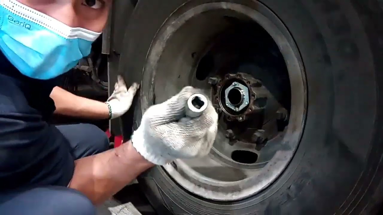 1st 6hh1 Isuzu forward rear brake leak repairPoloy IPE YouTube