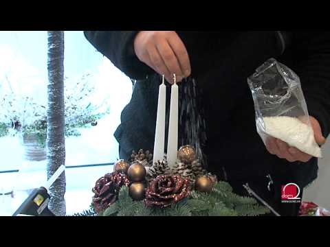 Video: Izrada prekrasnog božićnog drvca na zidu od šljokica i vijenaca