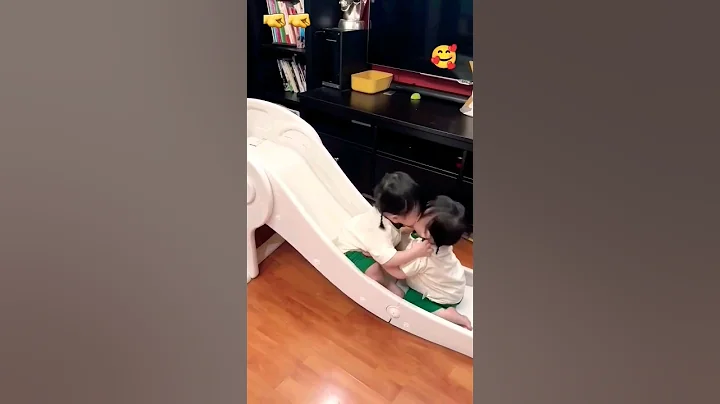 babies fighting each other 🤜🤜 🤣🤣