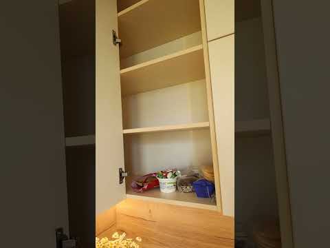 Кухня в древесном корпусе с белыми фасадами | Корпусная мебель на заказ в СПб