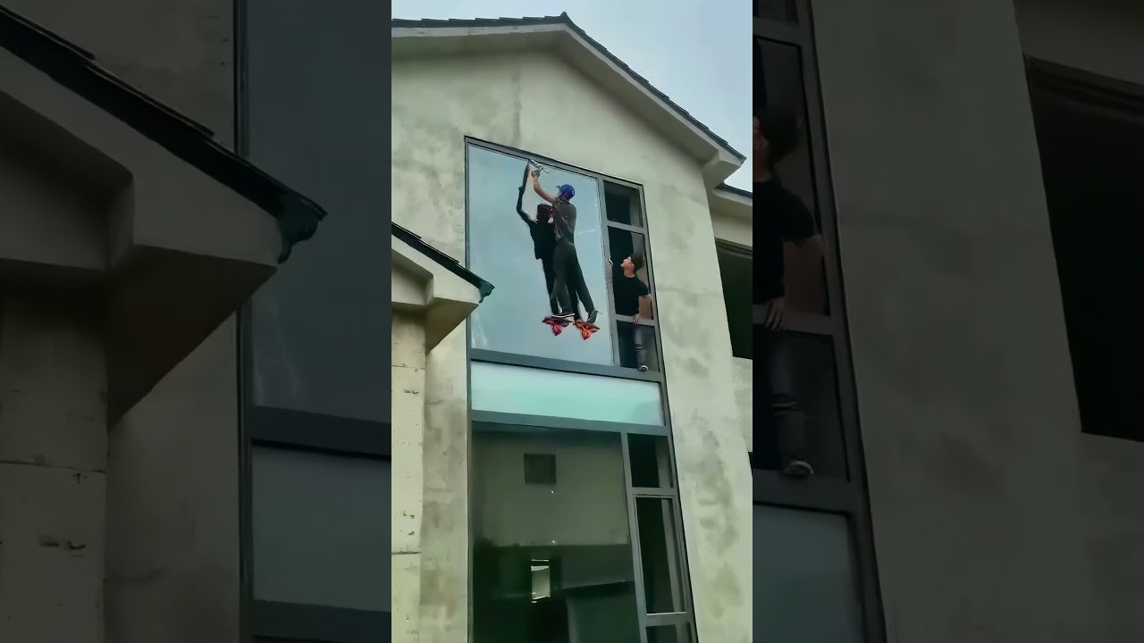 High - altitude glass installation! Creative operation shocks passersby