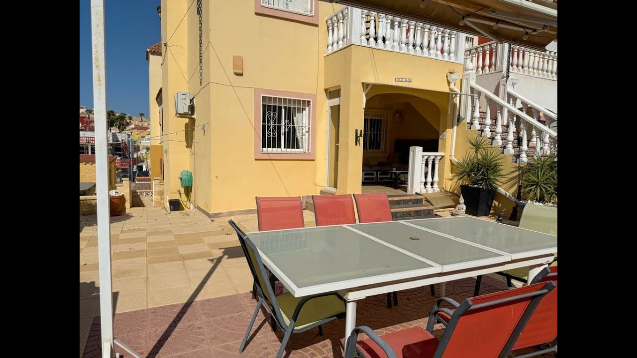 CV0818 Deceptively spacious ground floor apartment with communal pool  189,999€