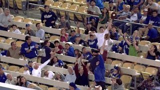 SD@LAD: Fan makes leaping grab to earn foul ball