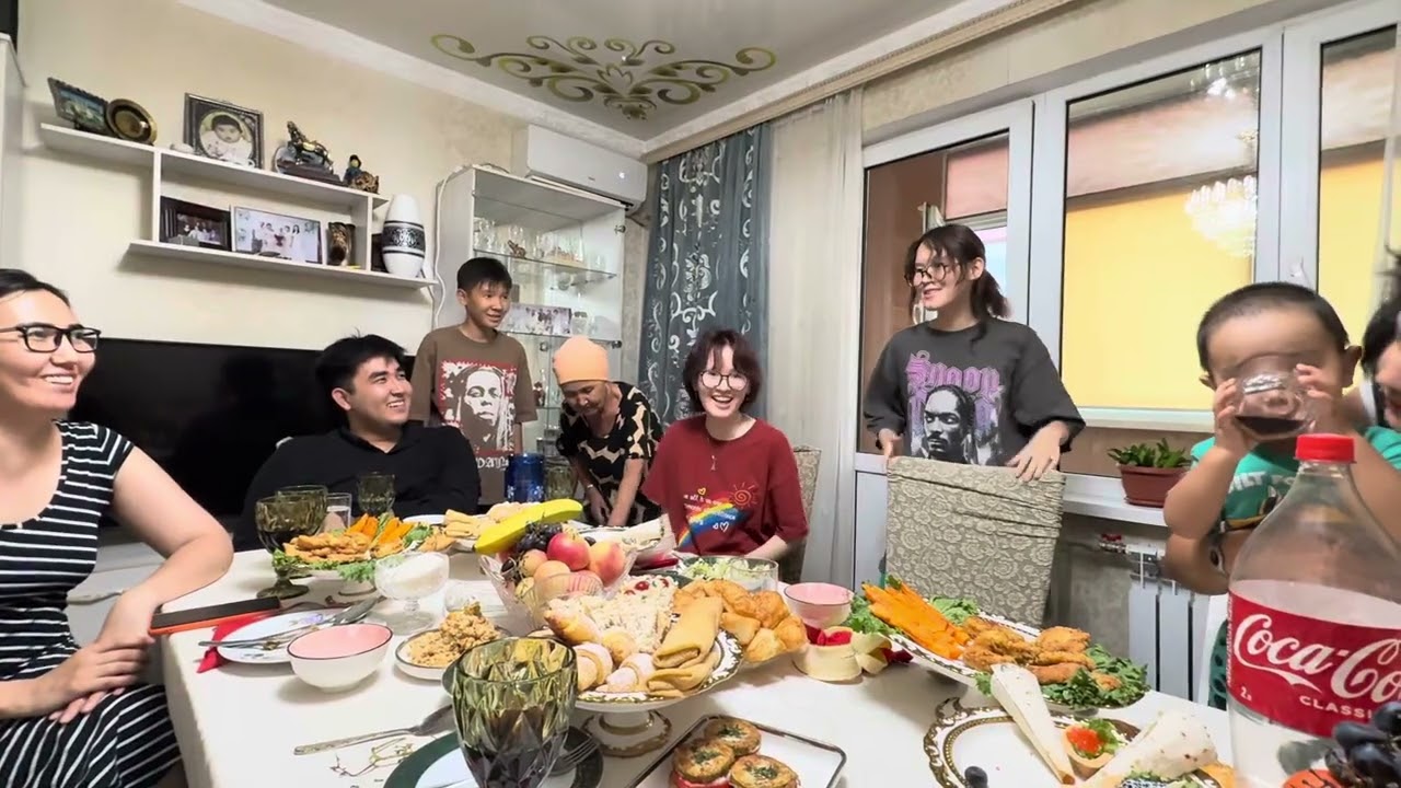 Алматыдағы кеш жақындармен отырыс музыкп