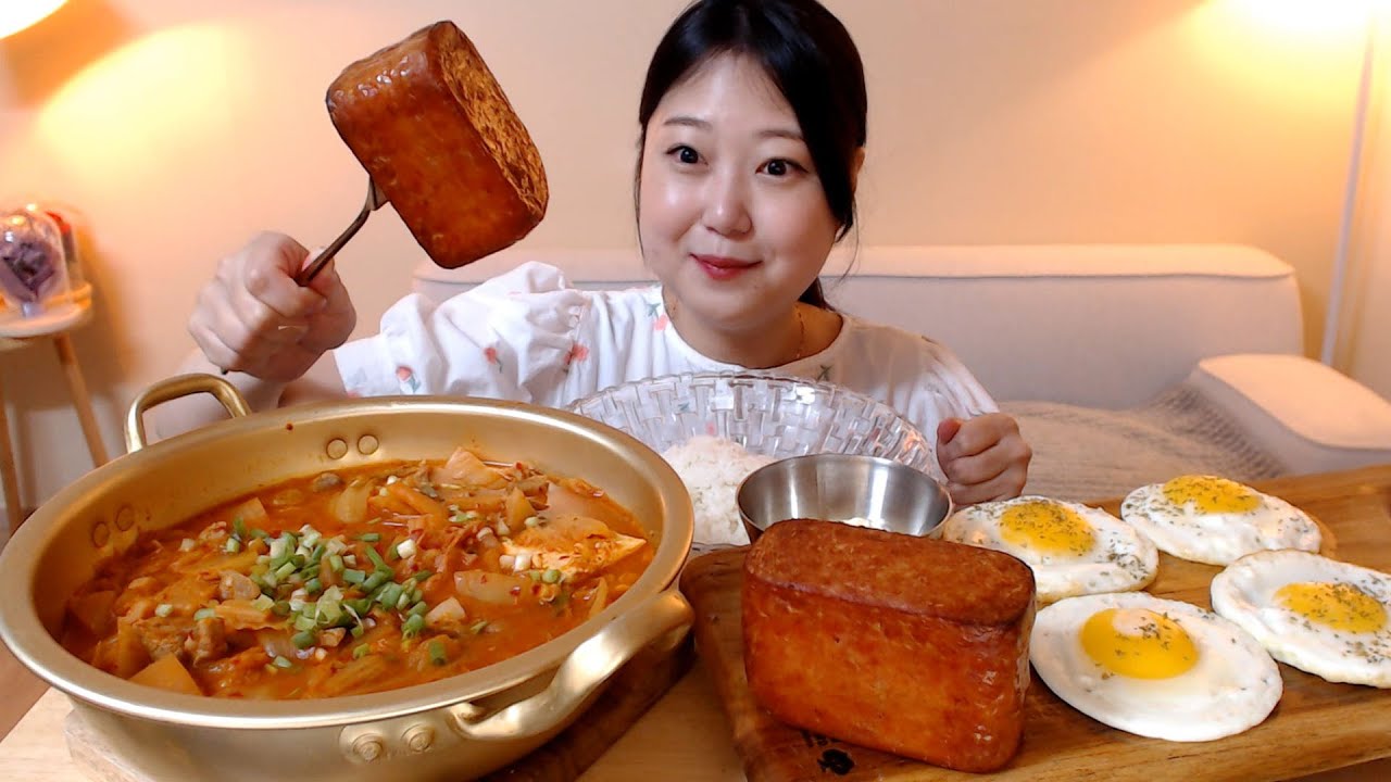 땡초가루 넣은 매콤한 김치돼지짜글이 밥에 말아서 통스팸 계란후라이 먹방 Spicy Kimchi porkbelly Jjigae Spam ...