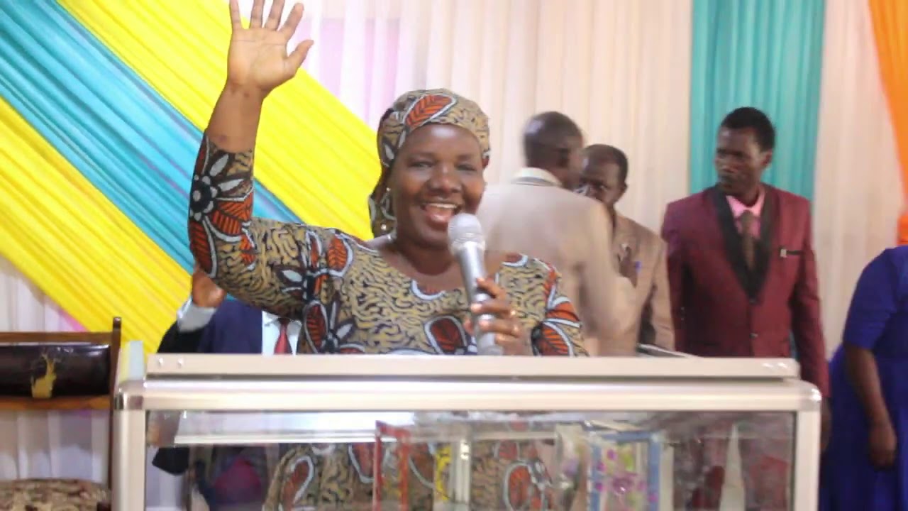 MJANE ALIYEACHWA NA ASKOFU MOSES SEFANIA AKABIDHIWA GARI MPYA NA VIONGOZI WA EAG(T) JIMBO LA MUSOMA