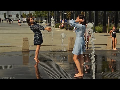 Girls, joy, a fountain and funny wet dresses! / Девушки, радость, фонтан и веселые мокрые платья!