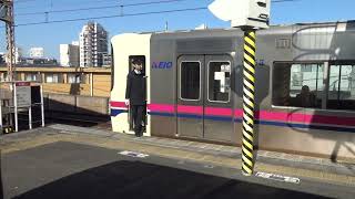 秋の休日朝の八幡山駅に到着してくる京王線上り9000系（最後尾車両の位置）