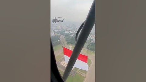 Bendera Merah Putih Raksasa di bawa Helikopter di atas Istana Negara
