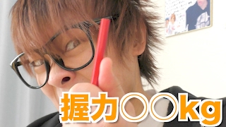 色鉛筆を片手で破壊していく