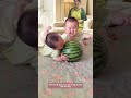 쌍둥이 아기들이 큰 수박에 푹 빠져 탐색 중이에요
