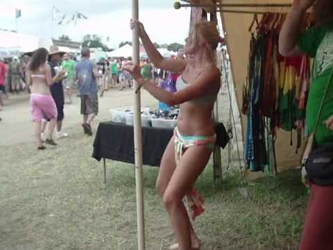 Sexy Girl Rocks a Pole At Bonnaroo