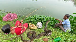 Hook fishing 🎣 || Dangerous Snake pond fishing by Husband & Wife || Hook fishing 🎣 || Snake pond