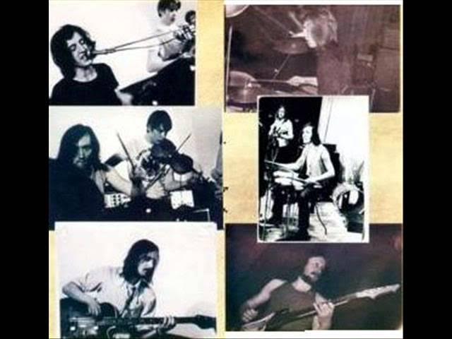 Толқып тұрған жалаңаш кеуделер Есектер арасындағы сиқыр